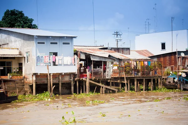 JAN 28 2014 - MY THO, VIETNAM - Houses by a river, on JAN  28, 2 — Stock Photo, Image