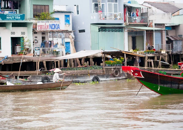 JAN 28 2014 - MY THO, VIETNAM - Houses by a river, on JAN  28, 2 — Stock Photo, Image