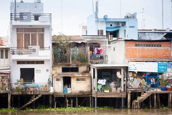 JAN 28 2014 - MY THO, VIETNAM - Houses by a river, on JAN  28, 2 — Stock Photo, Image