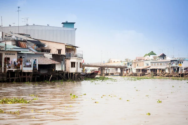 JAN 28 2014 - MY THO, VIETNAM - Houses by a river, on JAN  28, 2 — Stock Photo, Image