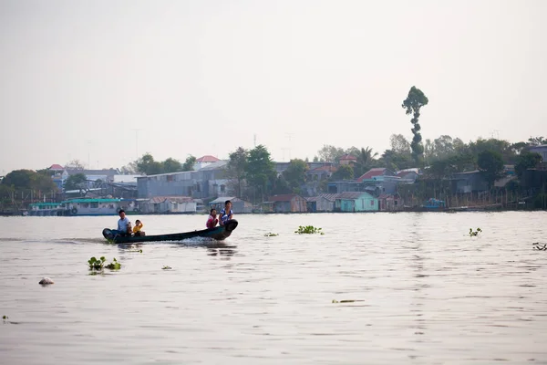 Soc trang, vietnam - 28. Jan 2014: Ruderboote eines unbekannten Mannes — Stockfoto