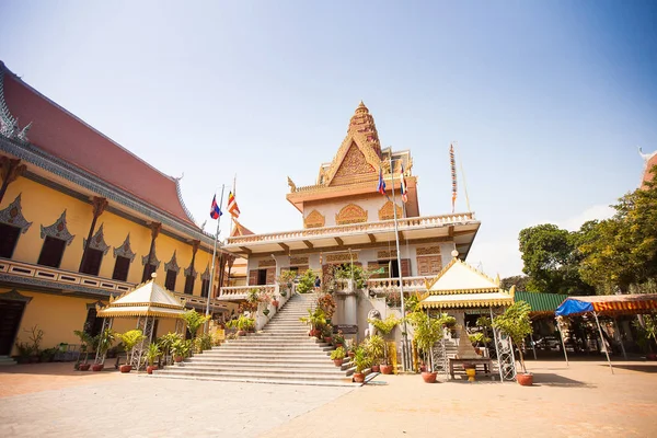 Ounalom templo contém um pêlo da sobrancelha de Buda. Cambojaounalom Świątynia zawiera włosów brwi Buddy. Kambodża — Zdjęcie stockowe