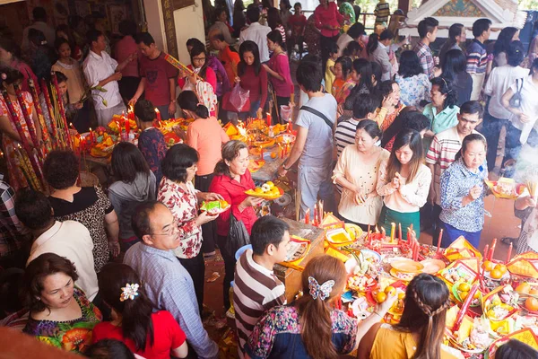 PHNOM PENH, CAMBOYA - 31 ENERO 2014 La gente celebra a los chinos — Foto de Stock