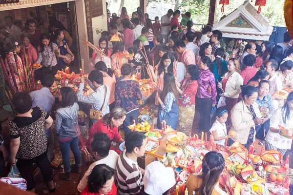 Phnom penh, Kambodja - 31 januari 2014 människor fira kinesiska — Stockfoto