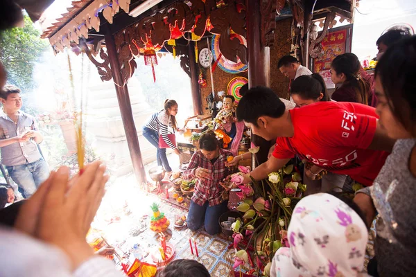 Phnom penh, Cambodja - 31 januari 2014 mensen vieren chinese — Stockfoto
