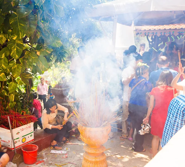 PHNOM PENH, CAMBODIA - 31 JANUARY 2014 People celebrate Chinese — Stock Photo, Image