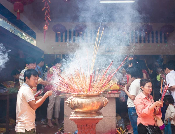 PHNOM PENH, CAMBODIA - 31 DE JANEIRO DE 2014 As pessoas celebram os chineses — Fotografia de Stock