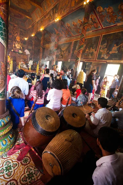 Phnom penh, Kambodża - 31 stycznia 2014 ludzie obchodzą chiński — Zdjęcie stockowe