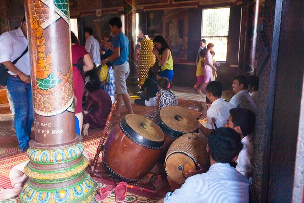 PHNOM PENH, CAMBOYA - 31 ENERO 2014 La gente celebra a los chinos — Foto de Stock