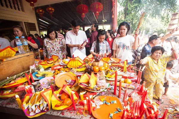 Phnom penh, Kambodja - 31 januari 2014 människor fira kinesiska — Stockfoto