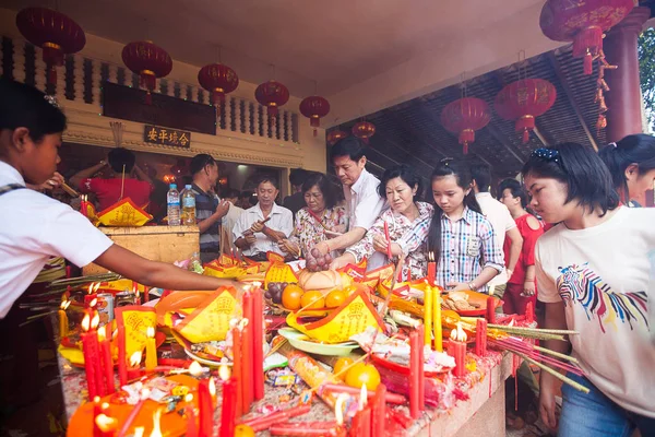 Phnom penh, Kambodja - 31 januari 2014 människor fira kinesiska — Stockfoto