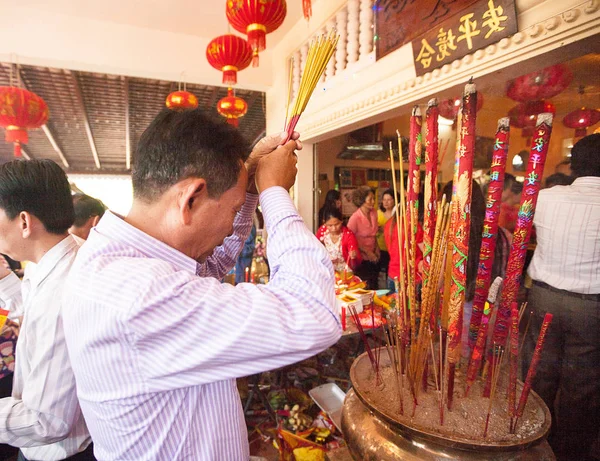 PHNOM PENH, CAMBOYA - 31 ENERO 2014 La gente celebra a los chinos — Foto de Stock
