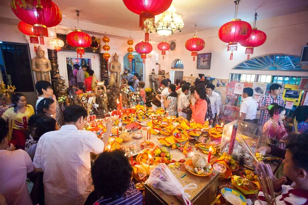 PHNOM PENH, CAMBOYA - 31 ENERO 2014 La gente celebra a los chinos —  Fotos de Stock