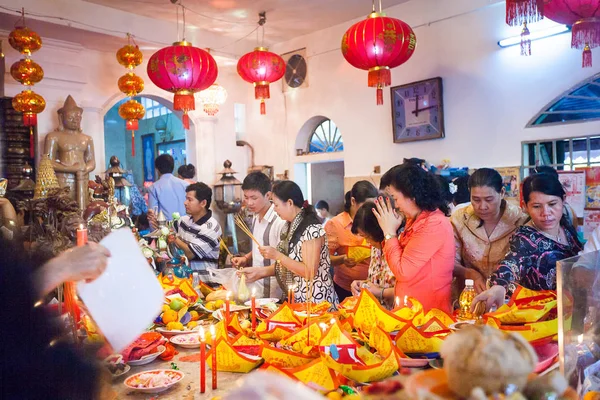 PHNOM PENH, CAMBOYA - 31 ENERO 2014 La gente celebra a los chinos — Foto de Stock