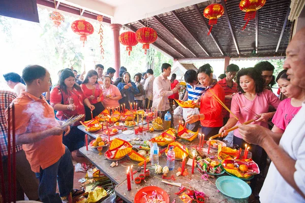 Phnom penh, Cambodja - 31 januari 2014 mensen vieren chinese — Stockfoto