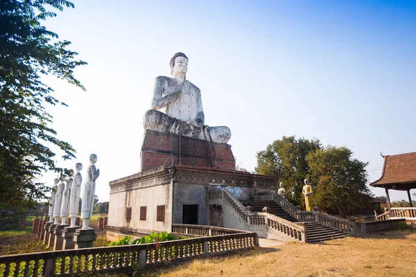 Gigantyczny posąg Buddy w świątyni wat ek phnom w pobliżu battambang cit — Zdjęcie stockowe