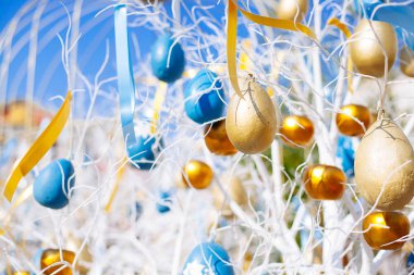 Paskalya yumurtaları ağaç dalları üzerinde 