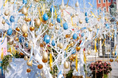 Paskalya yumurtaları ağaç dalları üzerinde 