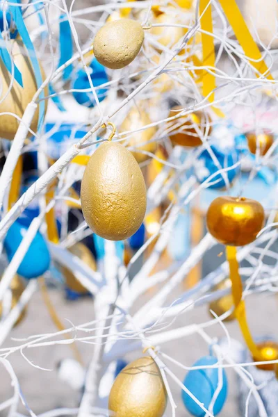 Huevos de Pascua en ramas de árboles — Foto de Stock