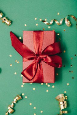 hediye kutusu ve Altın süslemeleri ve parlak yeşil ba üzerinde ışıltılar