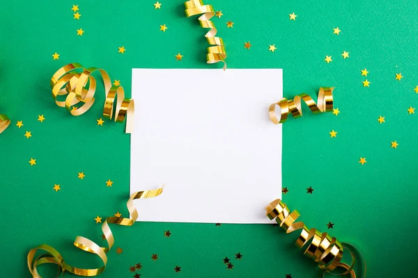 Wit vel papier, gouden versieringen en sprankelingen op groene rug — Stockfoto