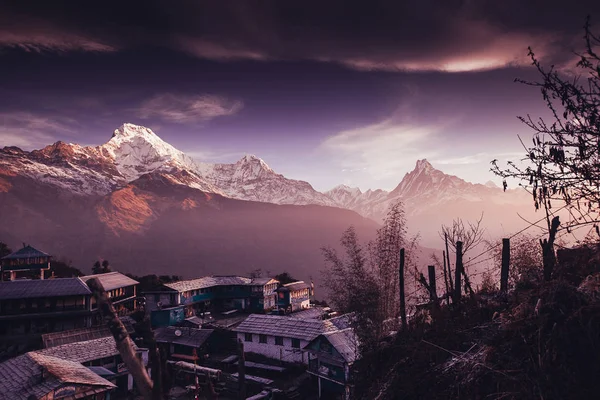 Pueblo Tadapani. Montañas del área de Annapurna en el Himalaya de N — Foto de Stock