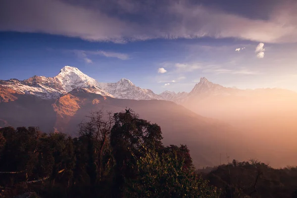 Annapurna oblasti hor v Nepálu Himálaje — Stock fotografie