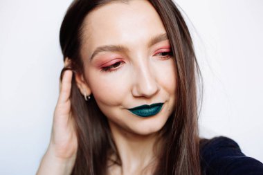 Yaratıcı mak ile güzel genç kadının selfie portresi kadar yakın