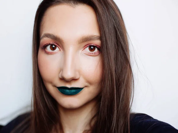 Nahaufnahme Selfie-Porträt einer hübschen jungen Frau mit kreativem Makel — Stockfoto