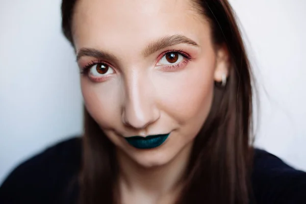 Close up selfie portræt af smuk ung kvinde med kreativ mak - Stock-foto