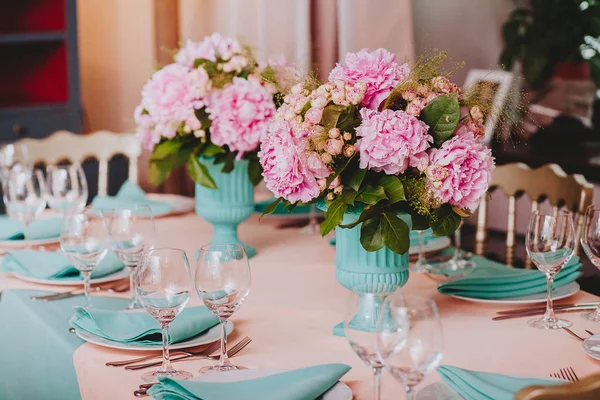 Hermoso Ramo Brillante Peonía Mesa Boda Jarrón Imagen De Stock