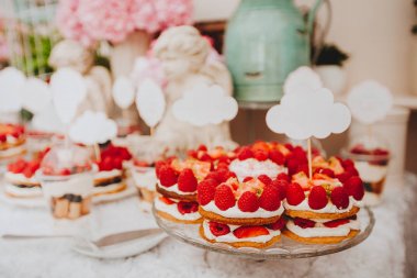 Tatlılı büfe. Ahududulu kek. Banq için tatlı tablo