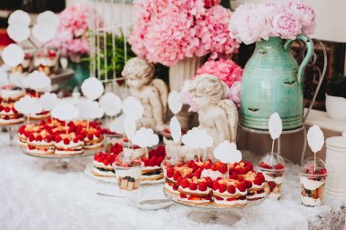 Tatlılı büfe. Ahududulu kek. Banq için tatlı tablo