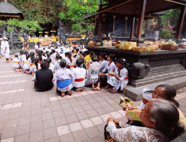 Bali, Endonezya-Kas 08, 2012: Bali içinde tapınak içinde dua