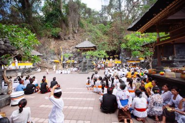 Bali, Endonezya-Kas 08, 2012: Bali içinde tapınak içinde dua
