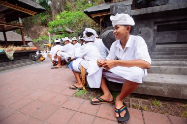 Bali, Endonezya-Kas 08, 2012: Bali içinde tapınak içinde dua