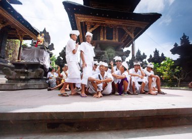 Bali, Endonezya-Kas 08, 2012: Bali içinde tapınak içinde dua