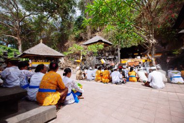 Bali, Endonezya-Kas 08, 2012: Bali içinde tapınak içinde dua