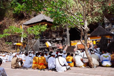 Bali, Endonezya-Kas 08, 2012: Bali içinde tapınak içinde dua