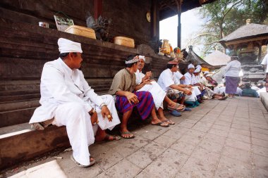Bali, Endonezya-Kas 08, 2012: Bali içinde tapınak içinde dua