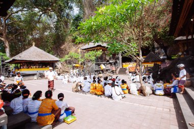 Bali, Endonezya-Kas 08, 2012: Bali içinde tapınak içinde dua