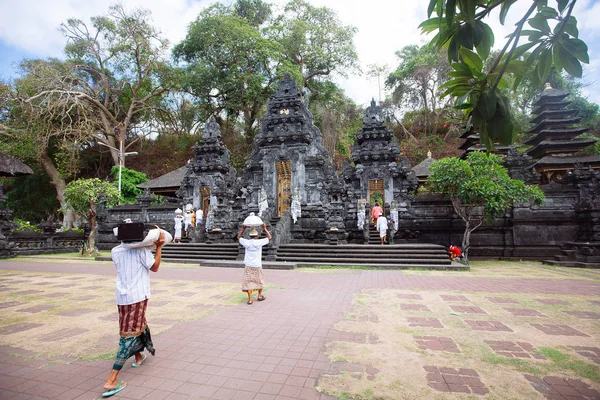 Bali, Indonesia-08 nov 2012: I balinesi pregano all'interno del tempio — Foto Stock