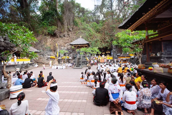 Bali, Indonesia-Nov 08, 2012: Balineses rezan dentro del templo en —  Fotos de Stock