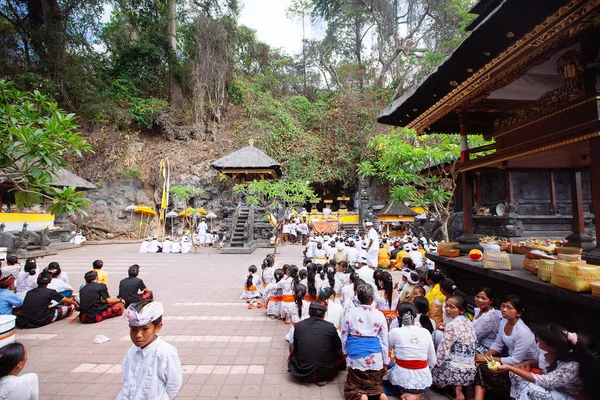 Bali, Indonesia-Nov 08, 2012: Balinese pray inside the temple in — Stock Photo, Image