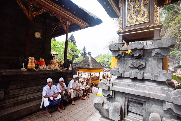 Bali, Indonezja-listopad 08, 2012: Balijski modlić się wewnątrz świątyni w — Zdjęcie stockowe