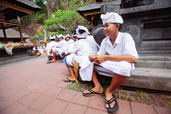 Bali, Indonesia-08 nov 2012: I balinesi pregano all'interno del tempio — Foto Stock
