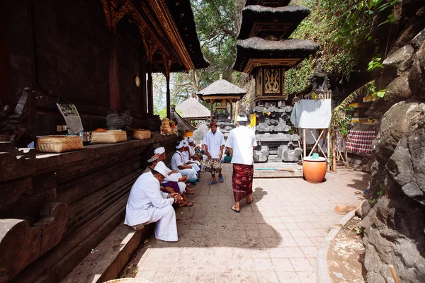 Bali, Indonesia-Nov 08, 2012: Balinese pray inside the temple in — Stock Photo, Image