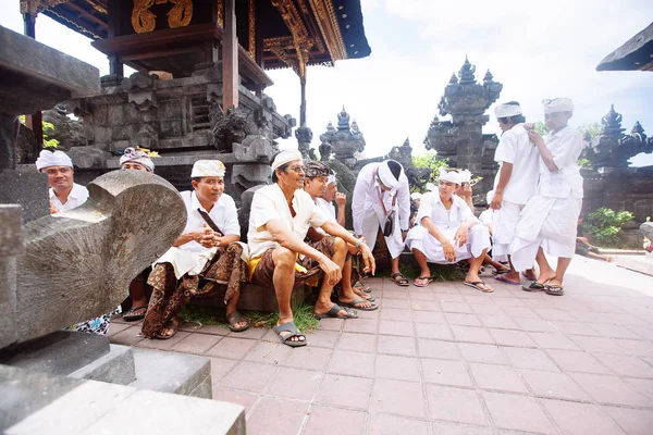 Bali, Indonesia-Nov 08, 2012: Balinese pray inside the temple in — Stock Photo, Image