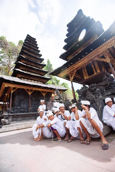 Bali, Indonesien-nov 08, 2012: balinesiska be inne i templet i — Stockfoto