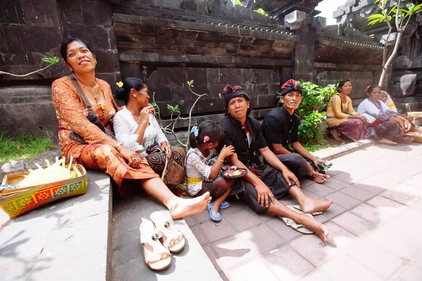 Bali, Indonesia-Nov 08, 2012: Balinese pray inside the temple in — Stock Photo, Image